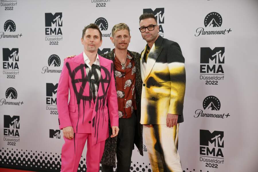 Les membres du groupe britannique Muse en habits de lumière sur le tapis rouge... 