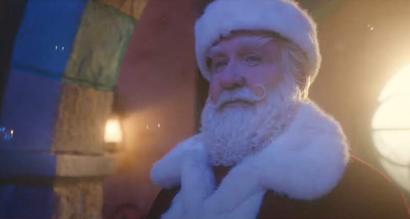 Il est de retour ! À l'approche des fêtes, le Père-Noël se prépare... et Tim Allen reprend du service.