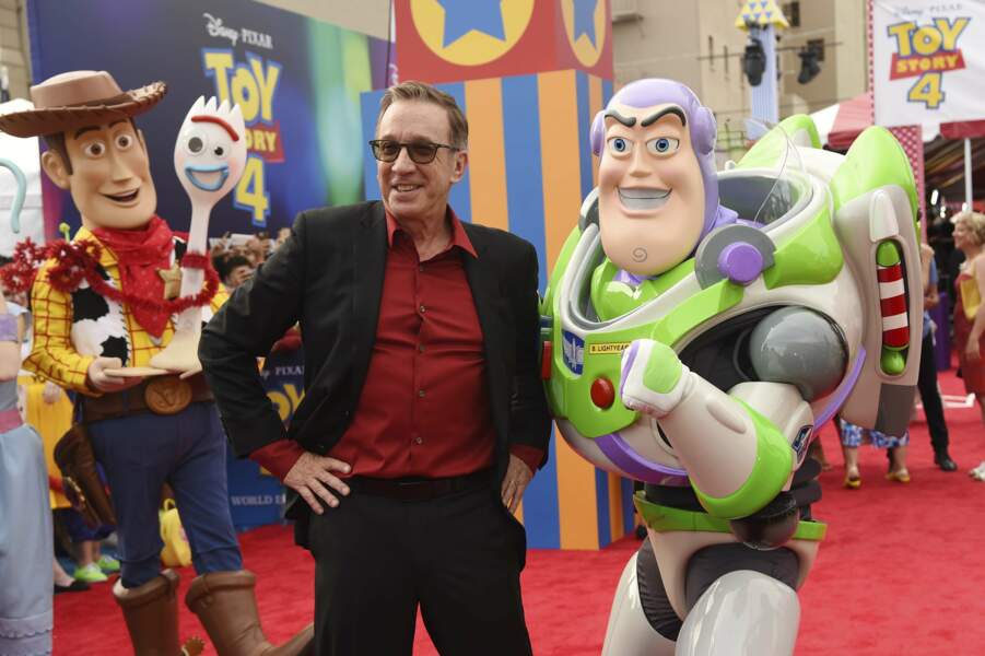 Si vous avez regardé la saga animée Toy Story en VO, vous avez reconnu sa voix : oui Tim Allen double Buzz l'Eclair !