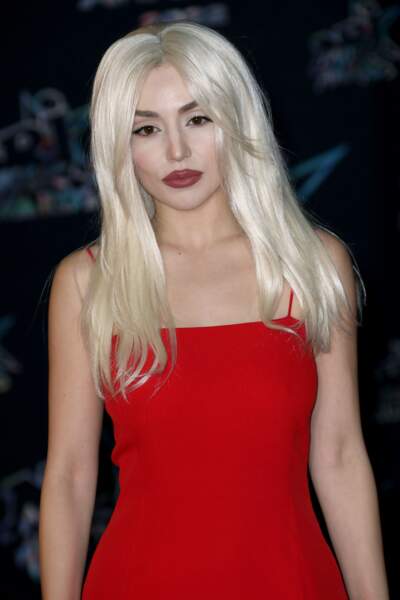 Lady Gaga ? Non, c'est Ava Max sur le tapis rouge des NRJ Music Awards 2022.