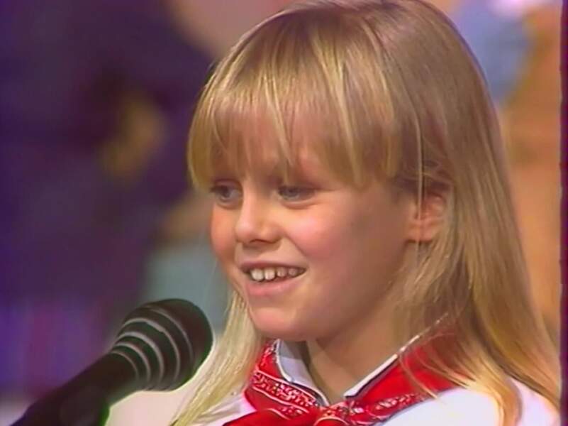 À l'âge de 8 ans, elle apparait pour la première fois dans l'école des Fans de Jacques Martin en chantant Emilie jolie 