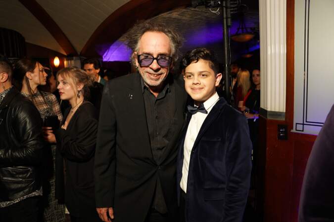 Le jeune Isaac Ordonez durant l'avant-première de la fiction, avec Tim Burton à ses côtés.