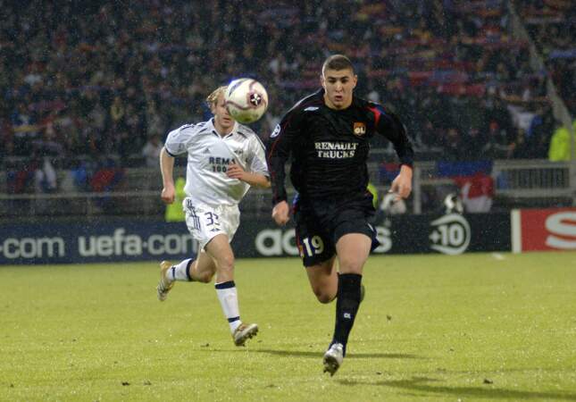L'attaquant découvre la ligue des champions en fin d'année 2005. À 17 ans, il inscrit son premier but en match officiel pour l'Olympique Lyonnais