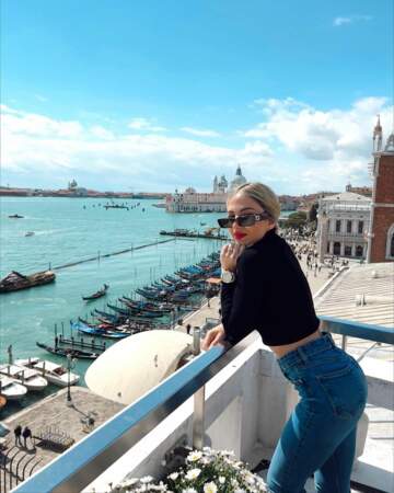 Sur sa page Instagram, elle partage son quotidien, notamment ses voyages comme là, à Venise