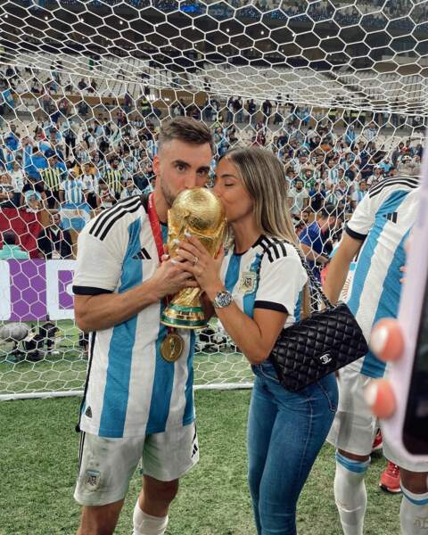 Après la victoire de l'Argentine contre la France le 18 décembre dernier, elle s'est rendue sur le terrain pour embrasser la Coupe avec lui