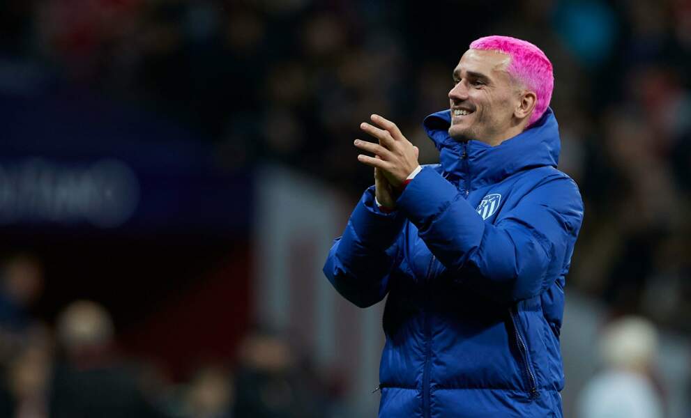 Le 29 décembre 2022, Antoine Griezmann apparait avec les cheveux roses fluos pour un match avec l'Atletico. 