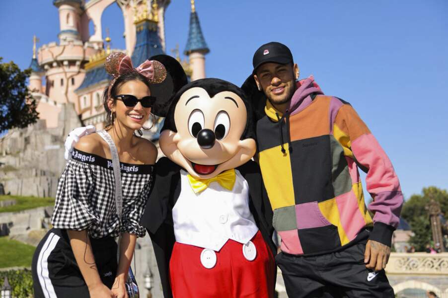 Neymar est aussi un grand fan de casquette, même aux côtés de Mickey et de sa compagne Bruna Marquezine