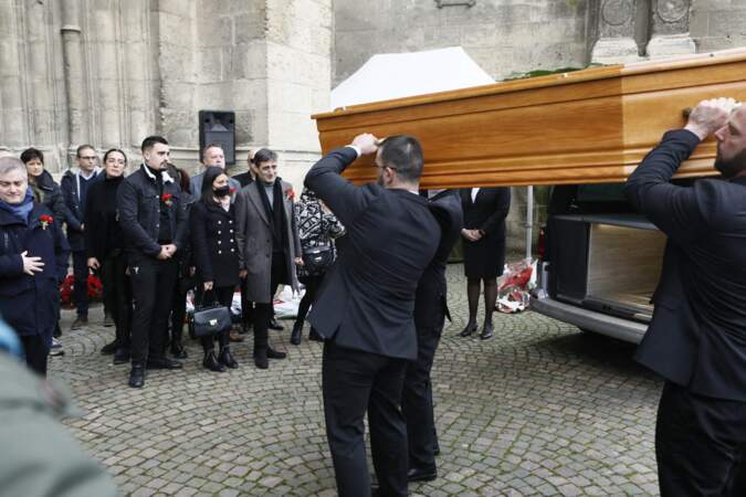 Le cercueil face à ses proches.