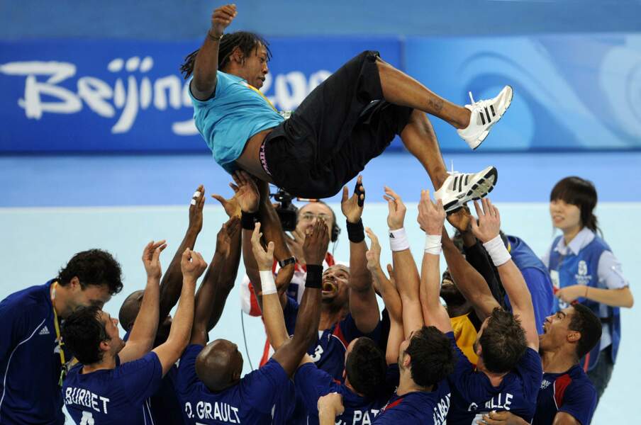  il est porté en triomphe sur le parquet du Palais omnisport de Pékin par l’équipe de France tout juste couronnée championne olympique.