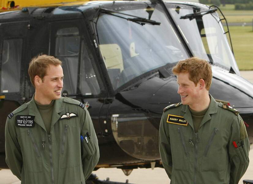 Les deux frères reçoivent une formation de pilote d'hélicoptères au sein de l'armée de l'air britannique, en 2009.