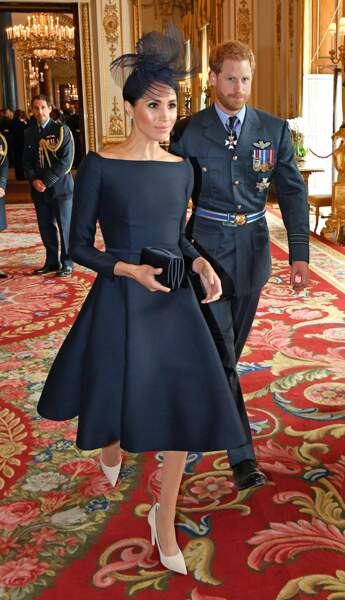 Le prince devancé par la princesse, le 10 juillet 2018 à Buckingham Palace.
