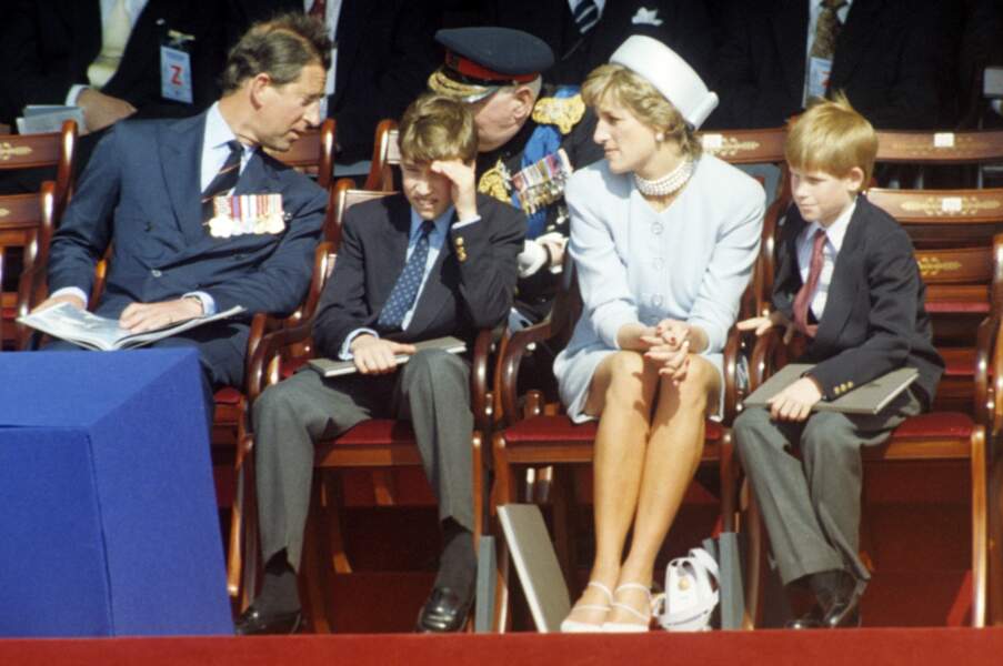 Charles et Diana en discussion avec William; le jeune Harry est à droite sur l'image. À Londres, le 7 mai 1995. 