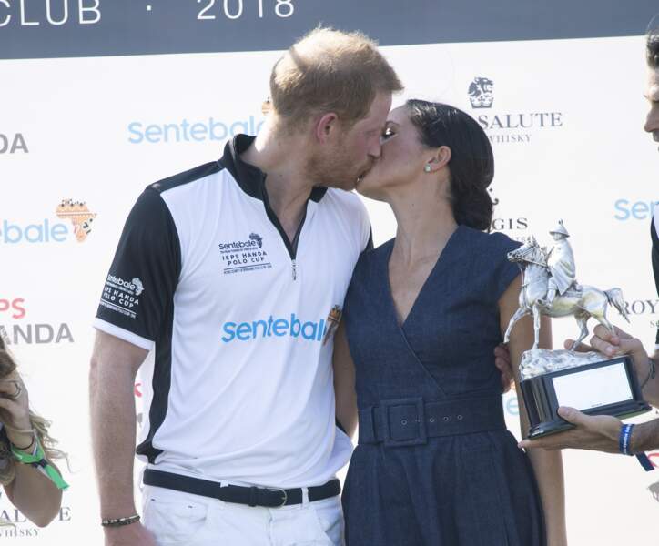 Un baiser pour le vainqueur ! Harry et Meghan au Polo Club de Windsor, en juillet 2018.