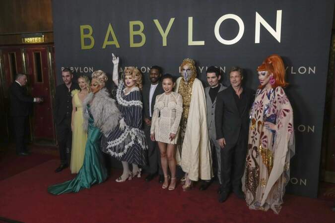 Le casting de Babylon prend la pose aux côtés de drag-queens