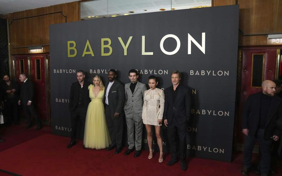 L'équipe du film Babylon foule le tapis rouge de l'avant-première parisienne