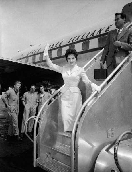 Les succès américains s'enchaînent pour la nouvelle star italienne Gina Lollobrigida. Ici arrivant à New-York en 1954.