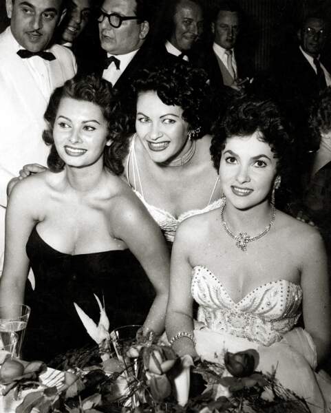 Yvonne de Carlo sépare les deux monstres sacrés du cinéma italien des années 50 : Sophia Loren et Gina Lollobrigida (1954).