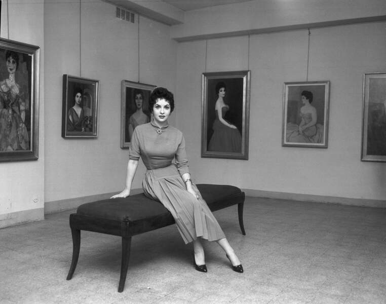 Vingt-sept portraits de l'actrice ont été réalisé par vingt-sept peintres italiens différents : Gina Lollobrigida au centre des attentions lors de l'exposition à Milan (1955).