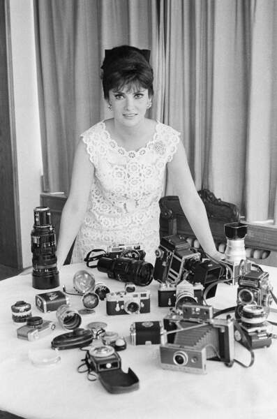 Gina Lollobrigida avec sa propre collection d'appareils photo. (1964).