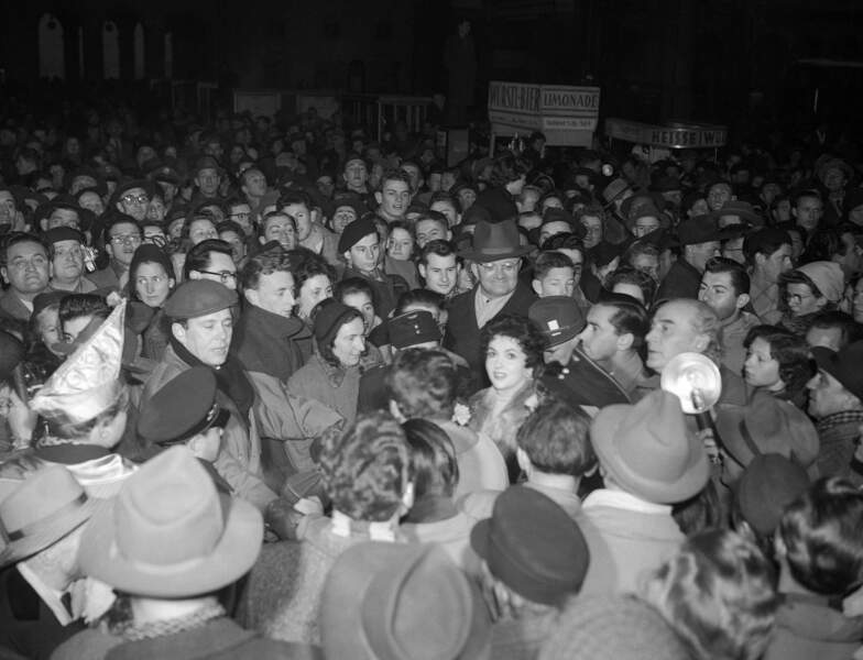 À Munich, ce sont des centaines d'admirateurs qui se précipitent vers la star italienne ce 31 janvier 1955. La police dénombra une vingtaine de blessés dans la cohue.