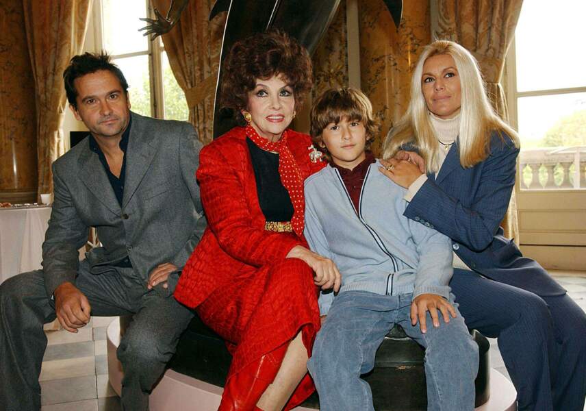 Gina Lollobrigida en compagnie de son fils Milko Scofic Junior, sa belle fille et son petit fils Dimitri, a l'Hotel de la Monnaie, où elle expose ses sculptures (2003).