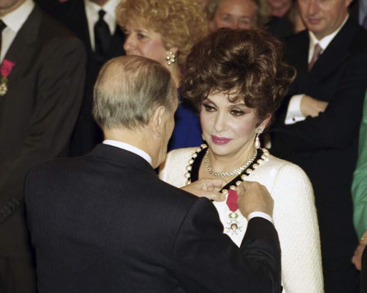 Gina Lollobrigida reçoit le grade de chevalier dans l'ordre de la Légion d'honneur par le président François Mitterand en 1992.