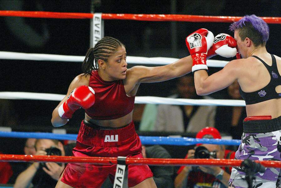 Laila a été une boxeuse professionnelle à succès : 24 combats, 24 victoires, 21 K.O