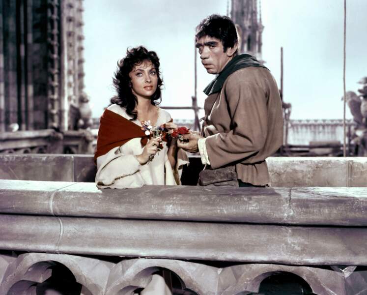 Consécration en France avec Notre-Dame de Paris (Jean Delannoy, 1956) où Esmeralda rencontre  Quasimodo (Anthony Quinn).