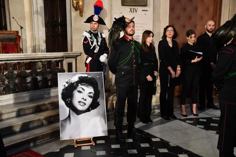 L'artiste meurt le 16 janvier 2023. Les obsèques de Gina Lollobrigida ont lieu à Rome le 19 en présence de la famille et des proches.
