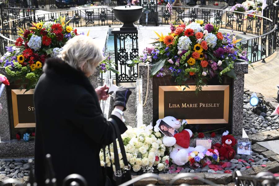 Une photo de la sépulture de Lisa Marie Presley a été dévoilée dans les médias et des anonymes ont pu s'y recueillir