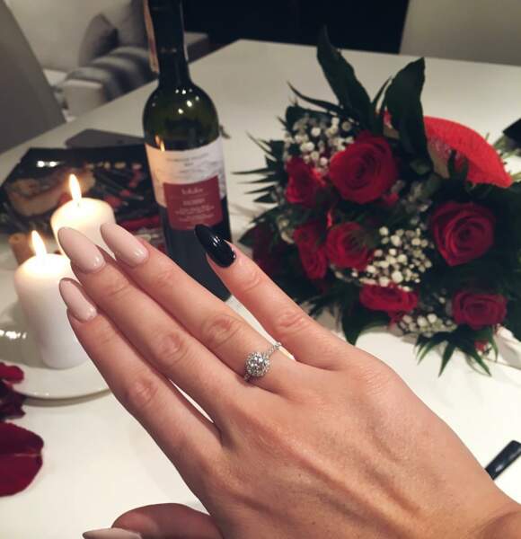 Sur Instagram, elle a dévoilé sa bague de fiançailles 