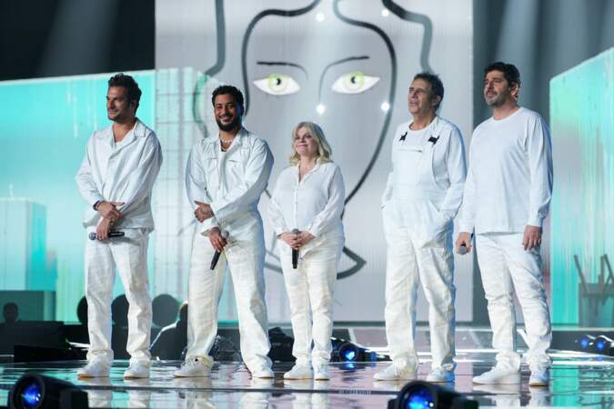 Amir, Slimane, Isabelle Nanty, Julien Clerc et Patrick Fiori tout de blanc vêtus