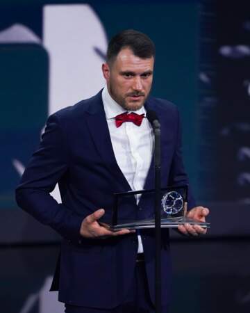 Le joueur polonais Marcin Oleksy reçoit le prix Puskas pour le plus beau but de l'année