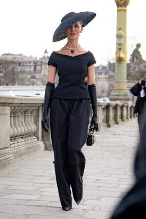Sabina Jakubowicz lors de son arrivée au défilé Dior à Paris, le mardi 28 février 2023