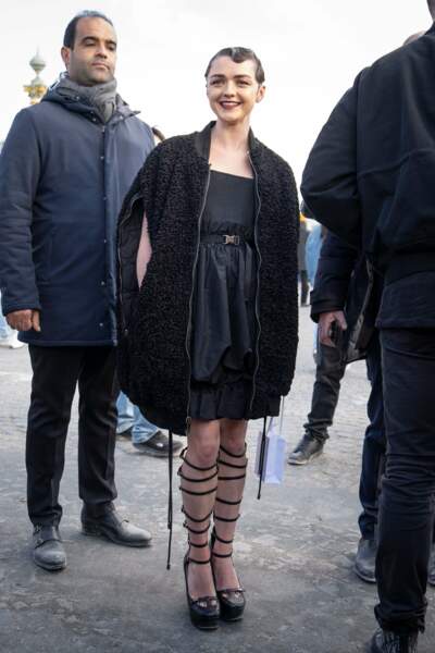 Maisie Williams lors de son arrivée au défilé Dior à Paris, le mardi 28 février 2023