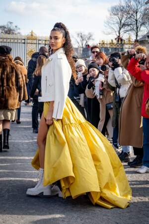 Jessica Aidi lors de son arrivée au défilé Dior à Paris, le mardi 28 février 2023