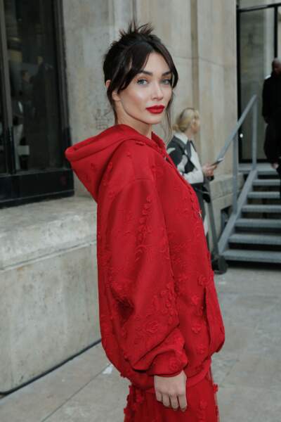 L'actrice et mannequin britannique Amy Jackson au défilé Elie Saab de Paris Fashion Week - Automne Hiver 2023-2024 dans un look totalement rouge