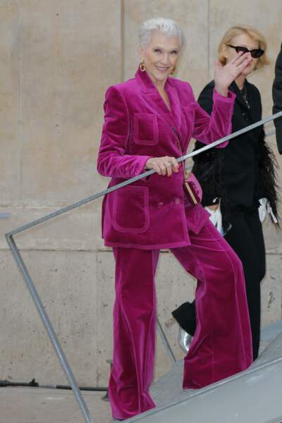 Maye Musk, mannequin (et mère d'Elon Musk), dans un look 100% rose au défilé Elie Saab