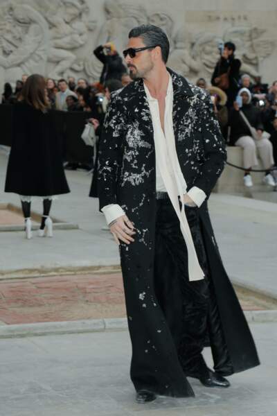 L'acteur italien Michele Morrone au défilé Elie Saab à Paris le 4 mars