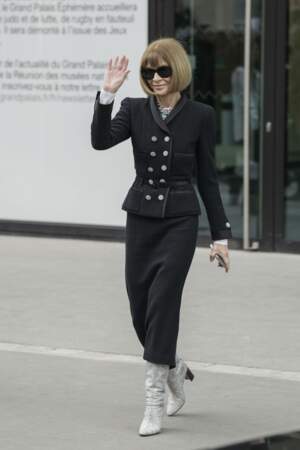 La rédactrice en chef du magazine Vogue, Anna Wintour, a assisté au défilé avec un tailleur noir très élégant