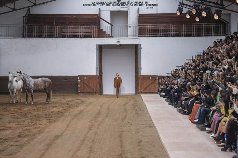 Ce lundi, pour présenter sa nouvelle collection automne-hiver, elle a proposé son spectacle "Horse Power" au Manège de l'École militaire  