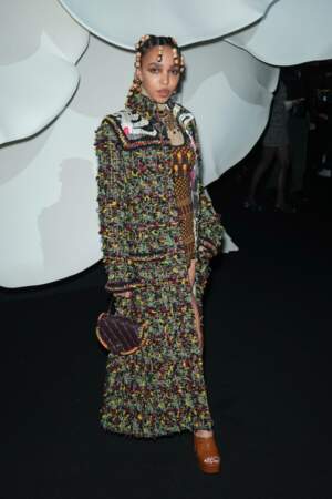 La chanteuse britannique FKA Twigs était resplendissante avec un long manteau en tweed très coloré