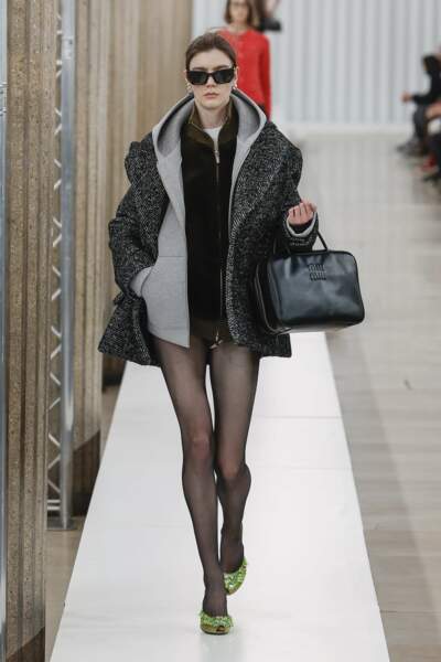 L'Italienne petite sœur de Prada fondée par la créatrice Miuccia Prada, s'est démarquée avec un ensemble de silhouettes qui ont mis de nouvelles tendances à l'honneur : celle du sportswear, 