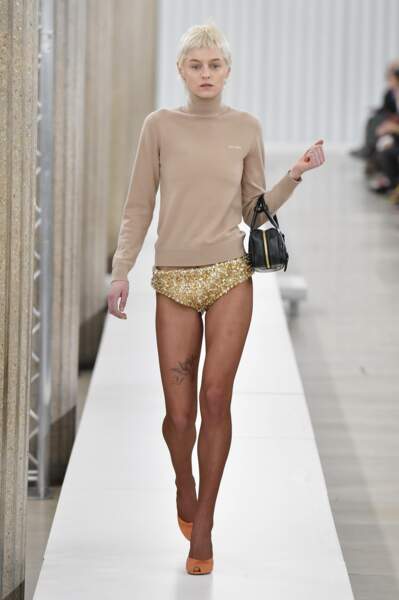 La maison de haute-couture a proposé, à la place, un ensemble de mini-shorts dont Emma Corrin s'est faite la représentante. 