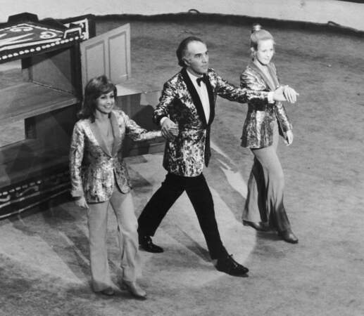 Lors du Gala des artistes en 1971, Michel Piccoli présente au public  les jeunes comédiennes Marion Game et Claude Jade.