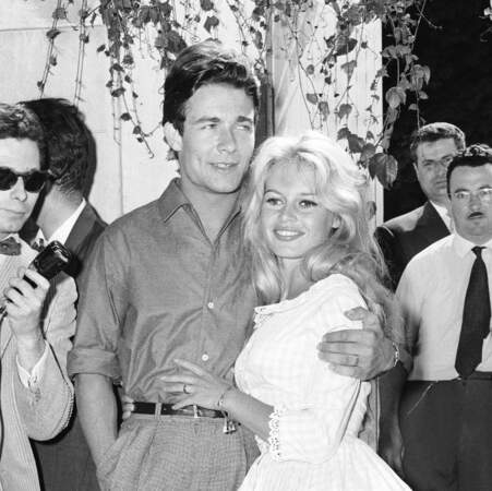 Jacques Charrier et Brigitte Bardot posent après leur mariage le 18 juin 1959