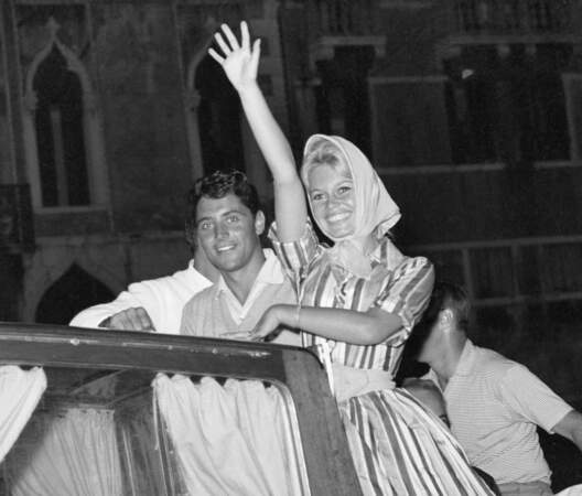 Sacha Distel et BB au 19e Festival du film de Venise le 9 mai 1958