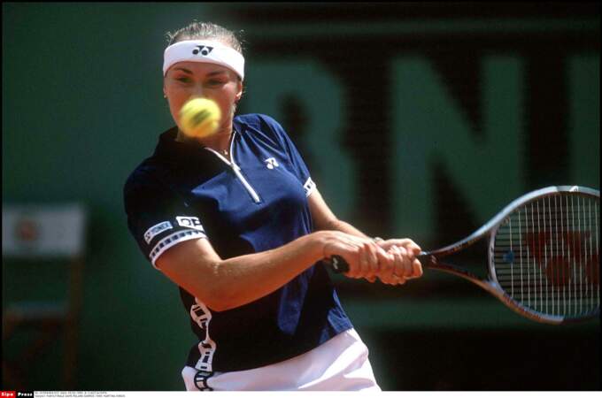 En 1999, Martina Hingis grande favorite de Roland-Garros, est battue en finale. 
