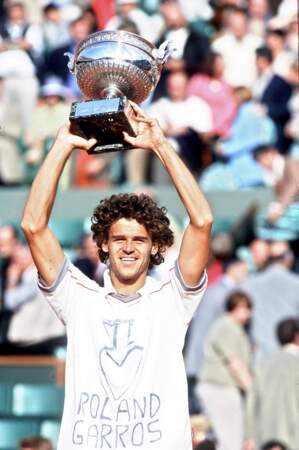 Le Brésilien remporte son troisième Roland-Garros après sa victoire en 1997 et 2000. 
