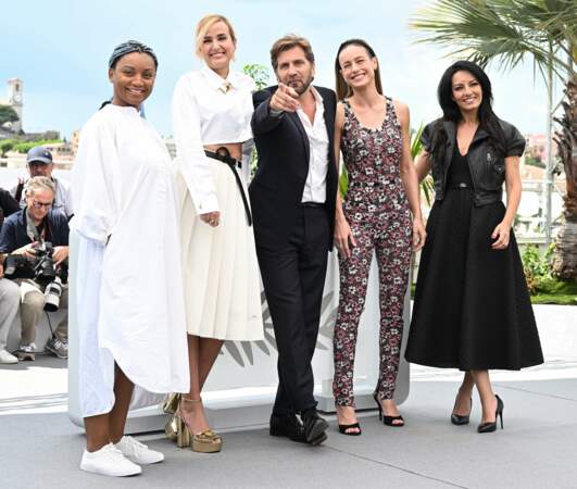 Le jury du 76e Festival de Cannes : Rungano Nyoni, Julia Ducournau, Ruben Östlund, Brie Larson et Maryam Touzani